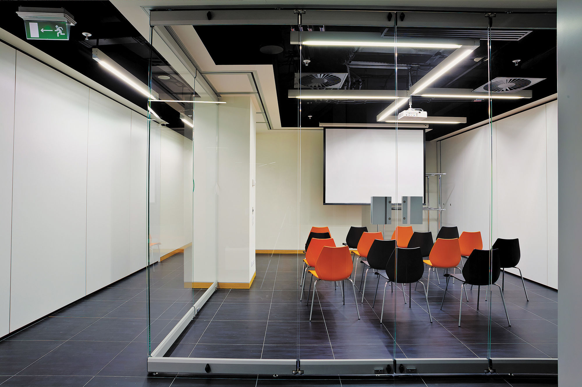 Фото Раздвижные цельностеклянные перегородки UALCOM Hufcor G3000