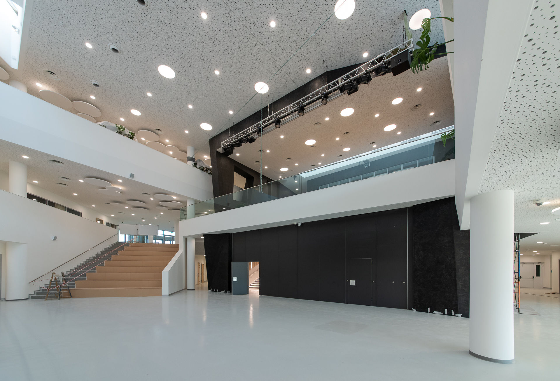 Фото Глухие раздвижные перегородки UALCOM Hufcor