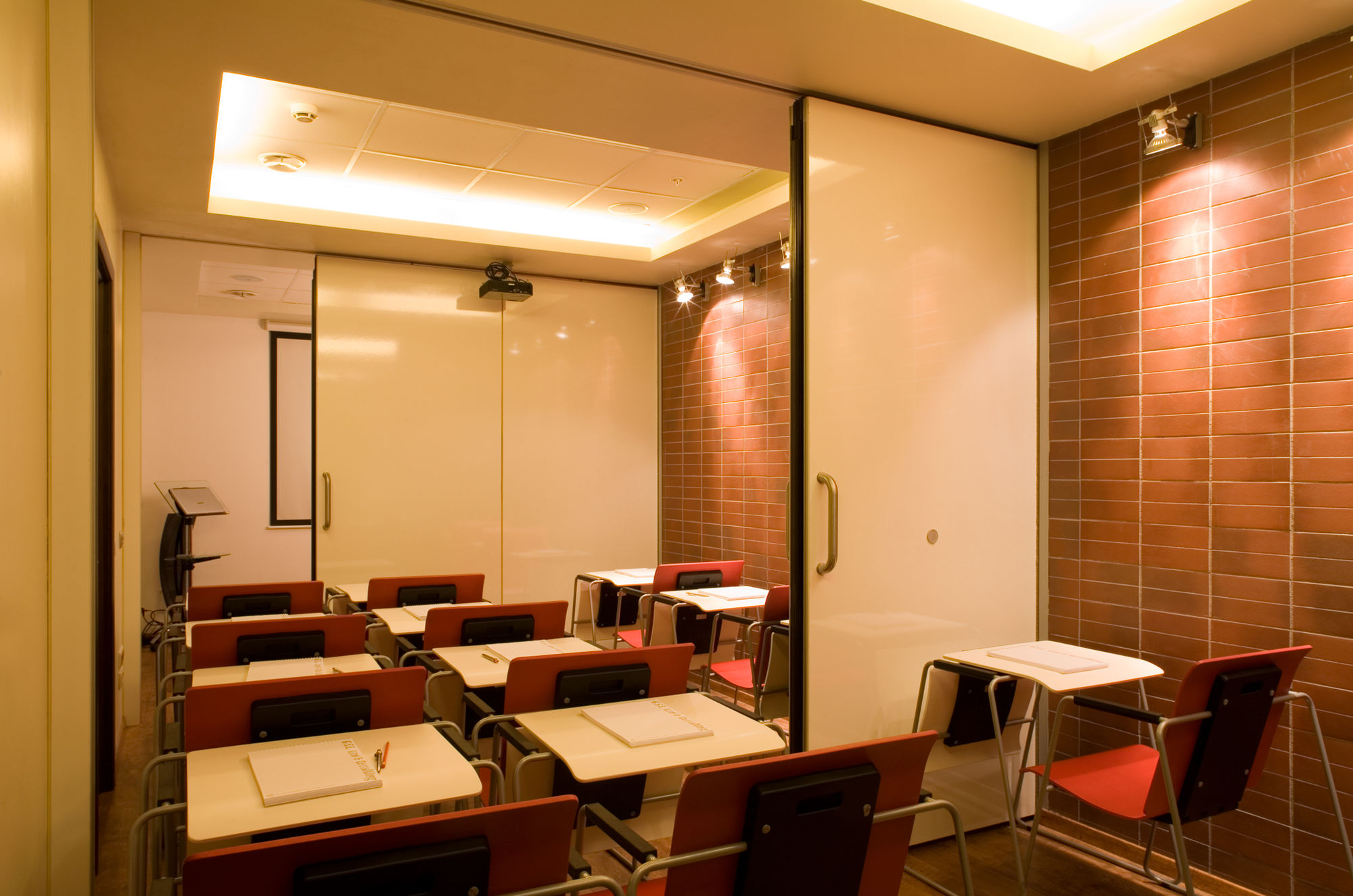 Фото Глухие раздвижные перегородки UALCOM Hufcor