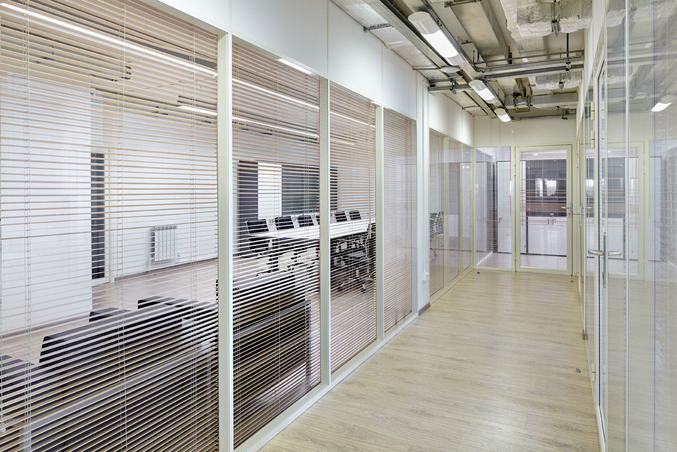 Фото Двери в алюминиевой обвязке