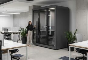 Наши акустические кабинки уже работают более чем в 100 различных офисах по всей Украине и помогают командам проводить продуктивные звонки, переговоры и наслаждаться моментами тишины даже в открытых пространствах.
