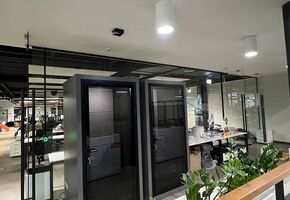 Компания UALCOM установила несколько одноместных акустических кабин в офисе технологической компании.