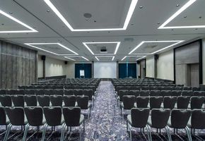 Раздвижные перегородки в проекте Компания UALCOM приняла участие в оформлении конференц-зала отеля Radisson Blu.