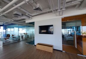 Стационарные перегородки в проекте Компания UALCOM выполнила проект по установке стеклянных перегородок в столичном БЦ Гулливер для ИТ компании «Битрикс 24».