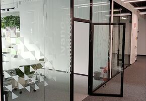 Стационарные перегородки в проекте UALCOM выполнила обширный проект для нового офиса крупной международной IT компании.