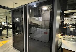 Компания UALCOM установила несколько одноместных акустических кабин в офисе технологической компании., Киев